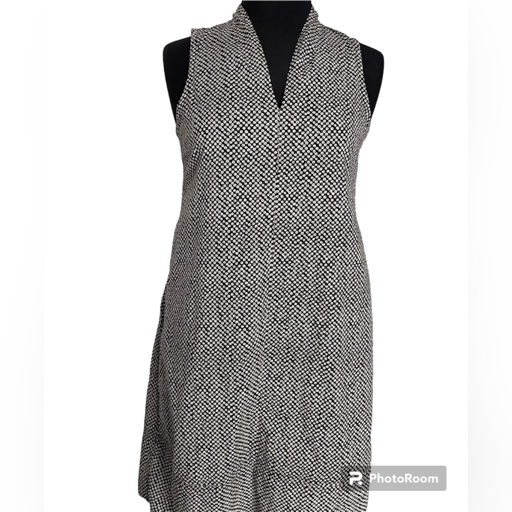 Eileen Fisher Black and White Pebble polka dot Print V-Neck Shift
Dress Size xs